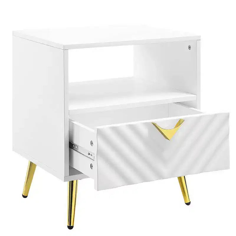Tables d'appoint Gaines 20" Blanc Brillant - Meubles Acme : Design Mid-century, Pieds en Métal Doré, Étagère de Rangement
