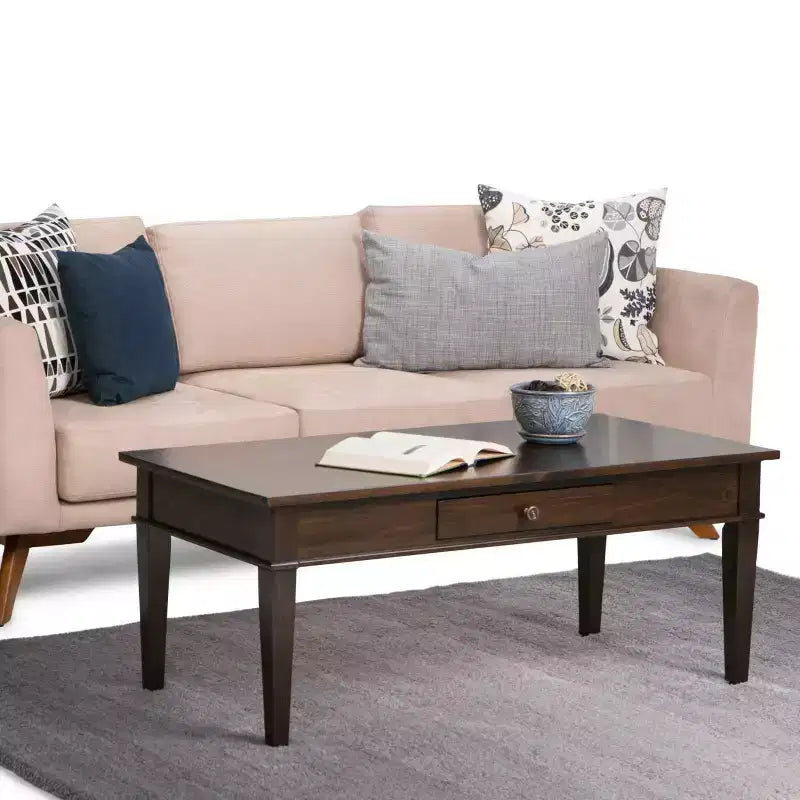 Table basse WyndenHall en bois massif de 112 cm avec tiroir, finition laquée