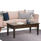 Table basse WyndenHall en bois massif de 112 cm avec tiroir, finition laquée