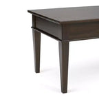 Table basse WyndenHall en bois massif de 112 cm avec tiroir, finition laquée
