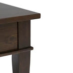 Table basse WyndenHall en bois massif de 112 cm avec tiroir, finition laquée
