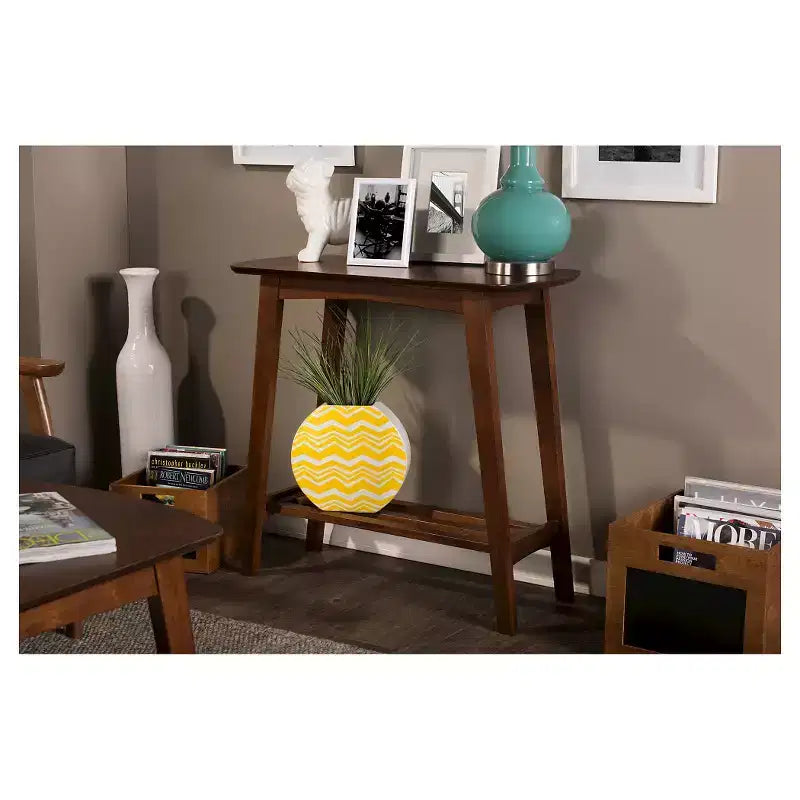 Sacramento - Table console de style scandinave moderne du milieu du siècle - Noyer foncé - Baxton Studio : Bois d'hévéa avec étagère ouverte