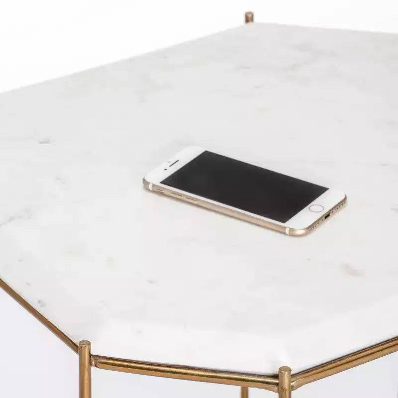 Table d'appoint Finch Colton à plateau en marbre massif avec base en métal blanc/doré : Style Glamour de luxe, Cadre en fer, Forme carrée
