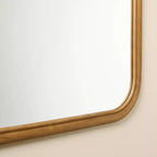 Miroir mural décoratif en bois sculpté de 61 x 81 cm - Hearth & Hand™ avec Magnolia