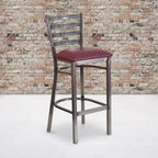 Tabouret de bar Emma et Oliver à dossier échelle en métal, avec finition transparente, pour restaurant
