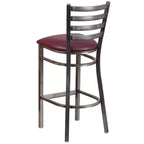 Tabouret de bar Emma et Oliver à dossier échelle en métal, avec finition transparente, pour restaurant