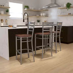 Tabouret de bar Emma et Oliver à dossier échelle en métal, avec finition transparente, pour restaurant