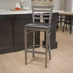 Tabouret de bar Emma et Oliver à dossier échelle en métal, avec finition transparente, pour restaurant