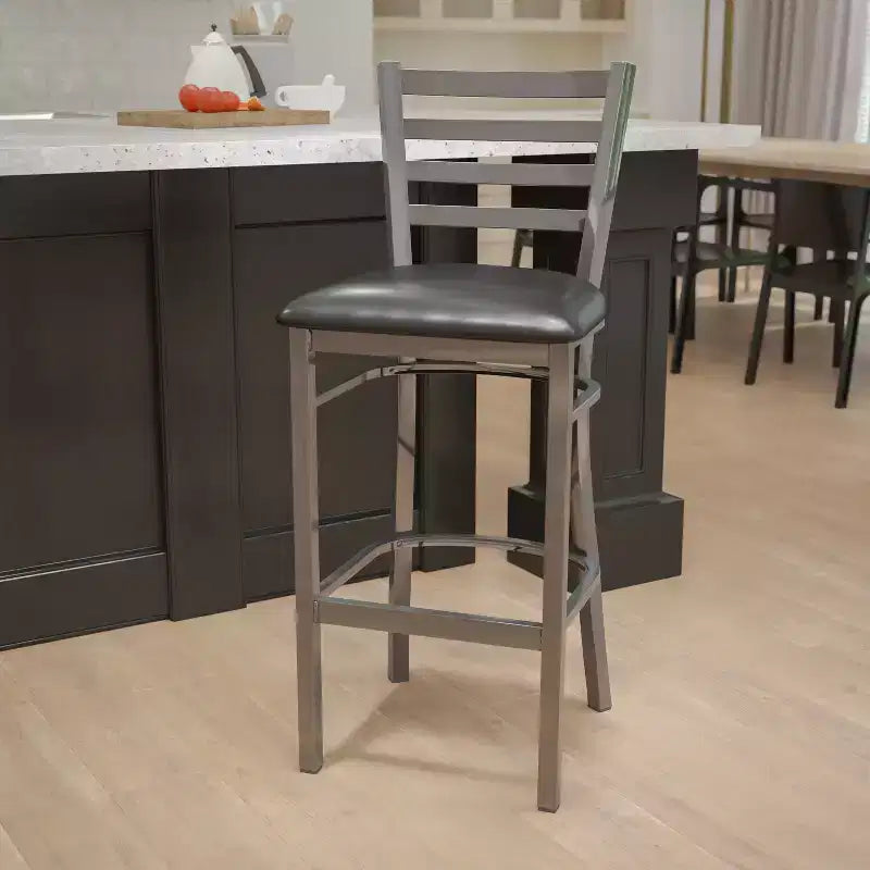Tabouret de bar Emma et Oliver à dossier échelle en métal, avec finition transparente, pour restaurant
