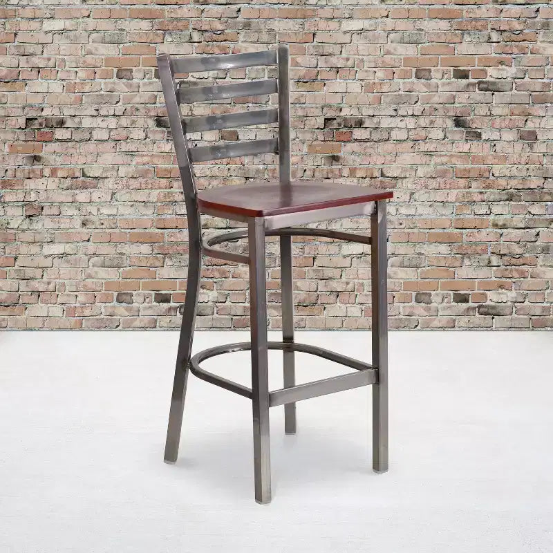 Tabouret de bar Emma et Oliver à dossier échelle en métal, avec finition transparente, pour restaurant