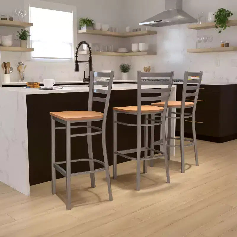 Tabouret de bar Emma et Oliver à dossier échelle en métal, avec finition transparente, pour restaurant
