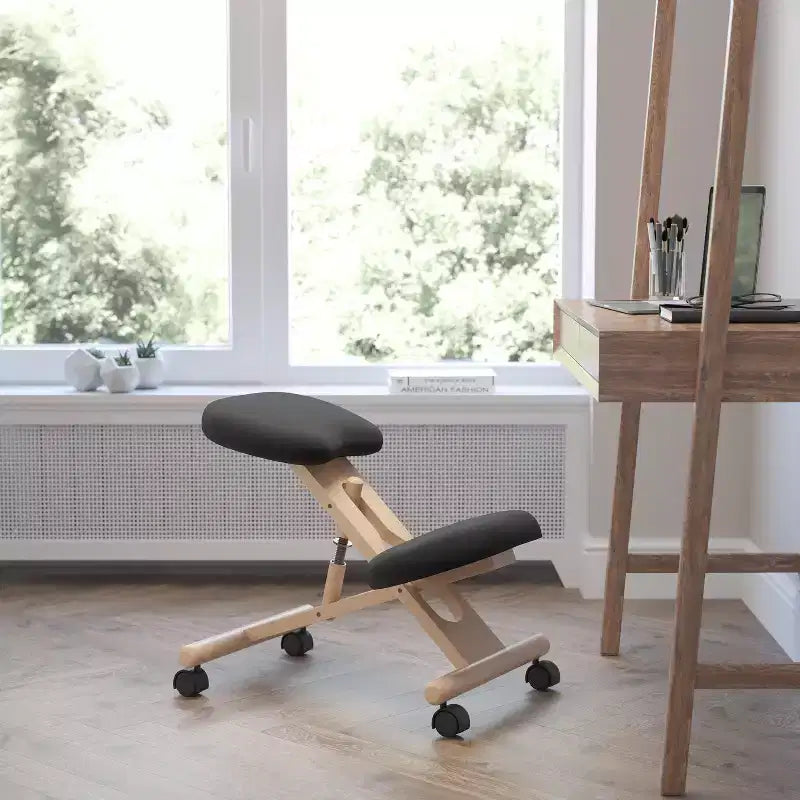 Chaise de bureau ergonomique à genoux en bois Emma et Oliver avec tissu noir