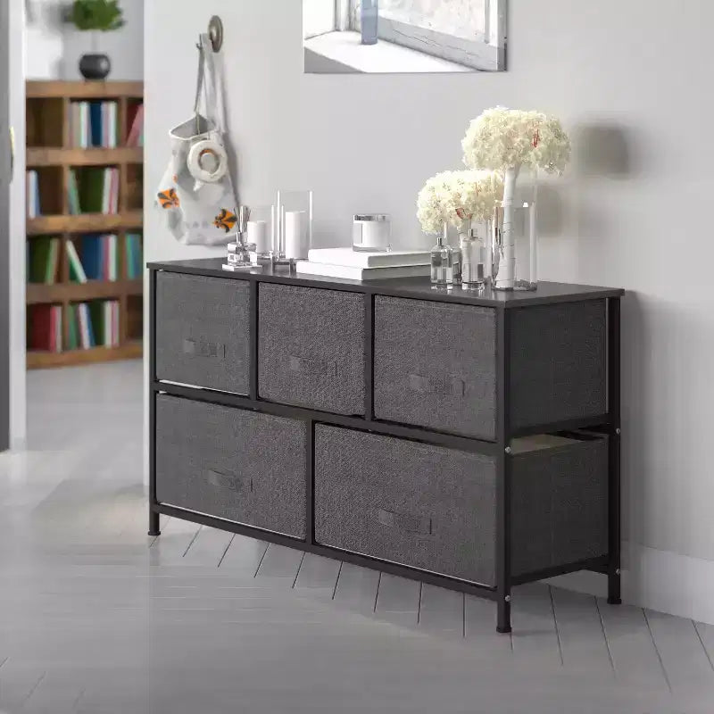 Commode de rangement à 5 tiroirs Emma et Oliver avec plateau en bois et tiroirs en tissu foncé